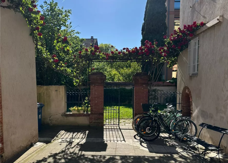 Cour int&eacute;rieure du cabinet de kin&eacute;sith&eacute;rapie Le Patio &agrave; Toulouse